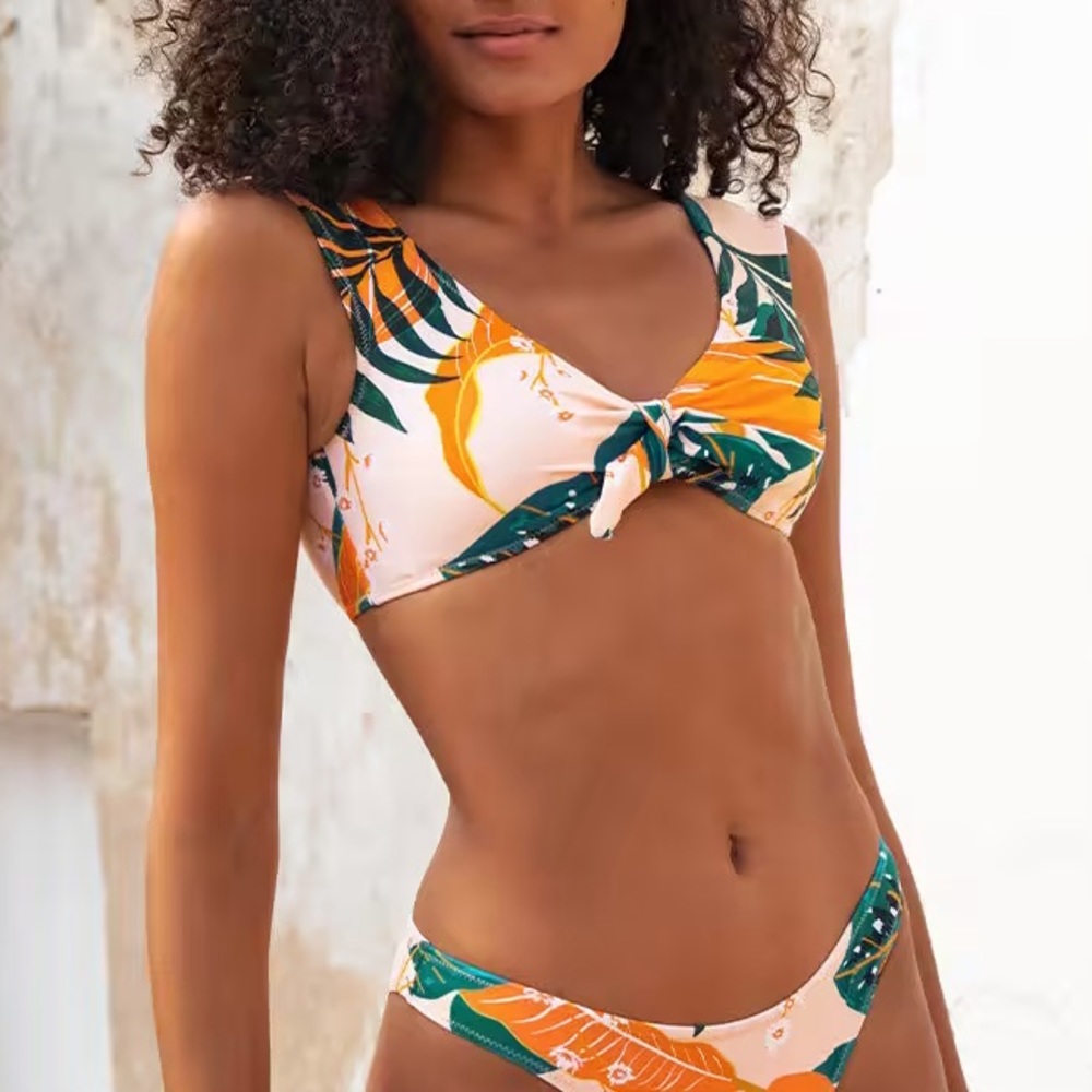 NWT Cupshe Bright Leafy Print Bikini Top, Size M New w/Tag (SOLD OUT)